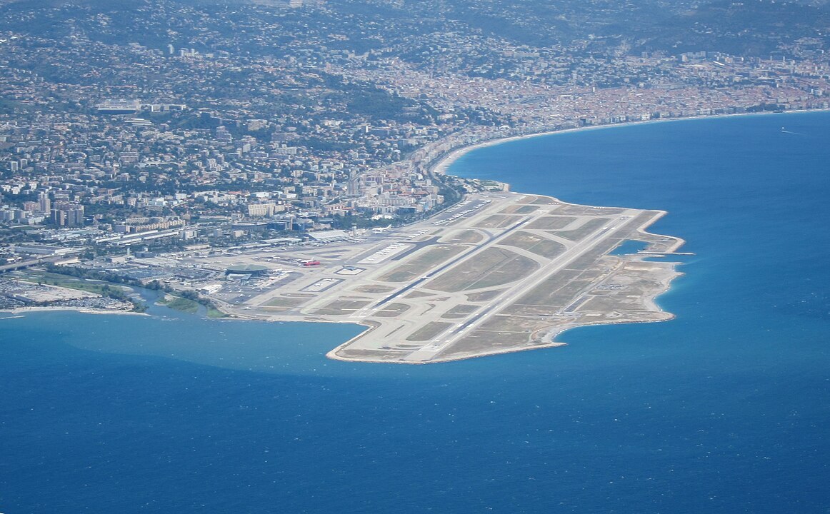 1162px-Aerial_view_of_Nice-Côte_d’Azur_Airport
