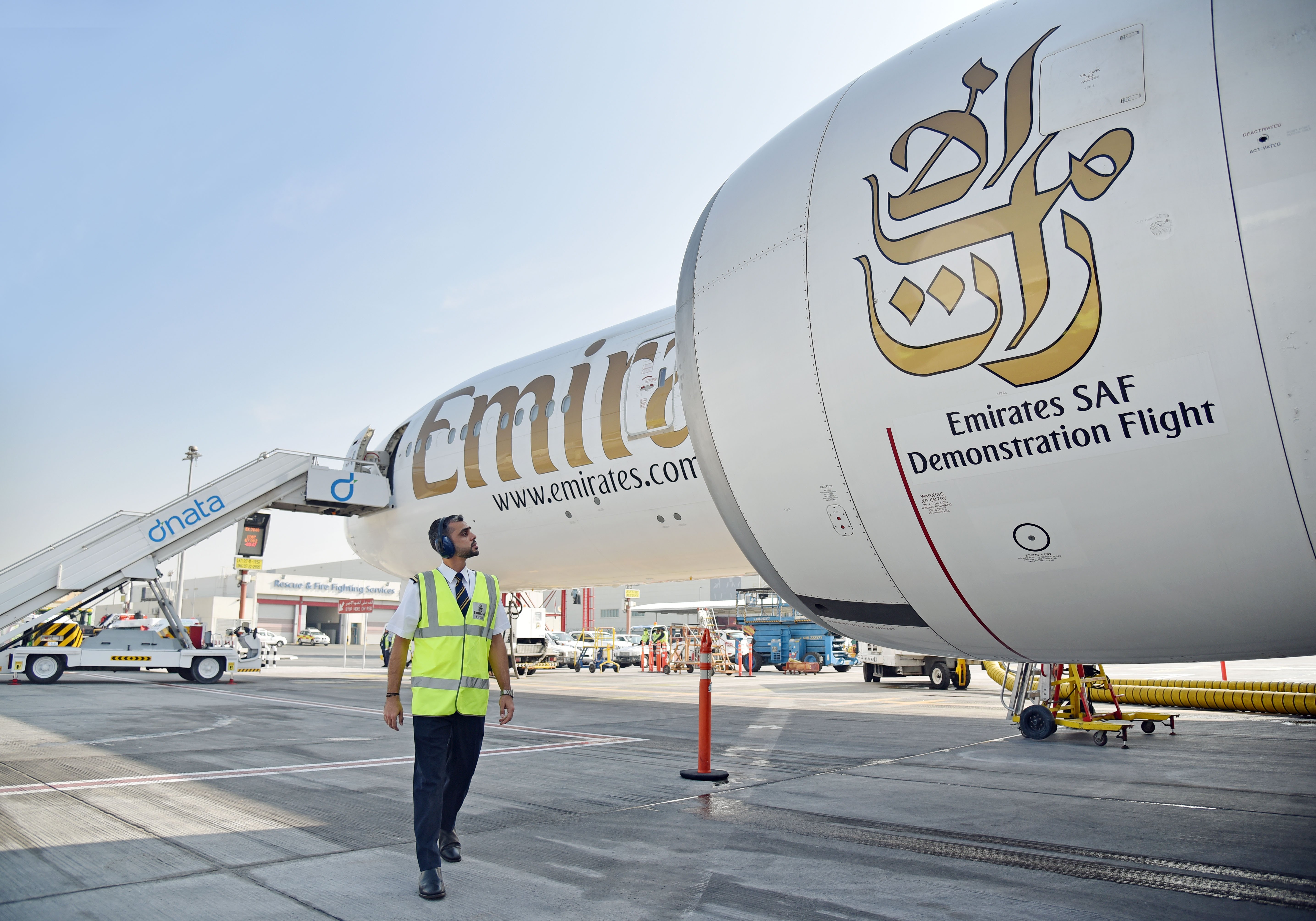 Emirates Boeing&nbsp;777‑300ER demonstration flight engine running on 100% sustainable aviation fuel